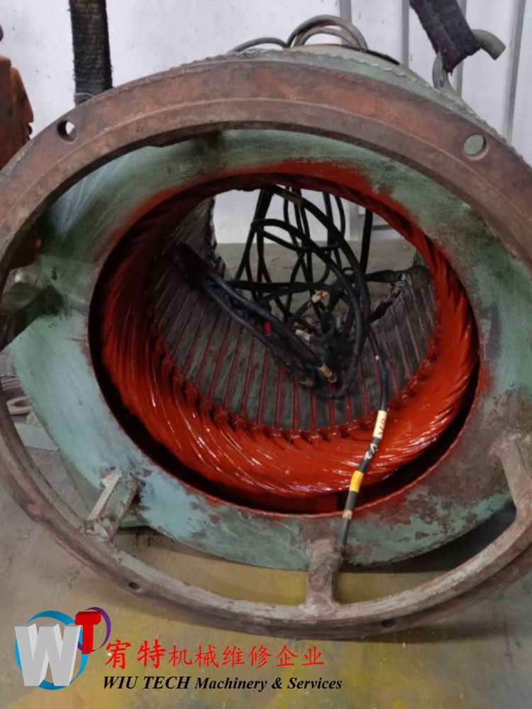 Stator bervarnis merah